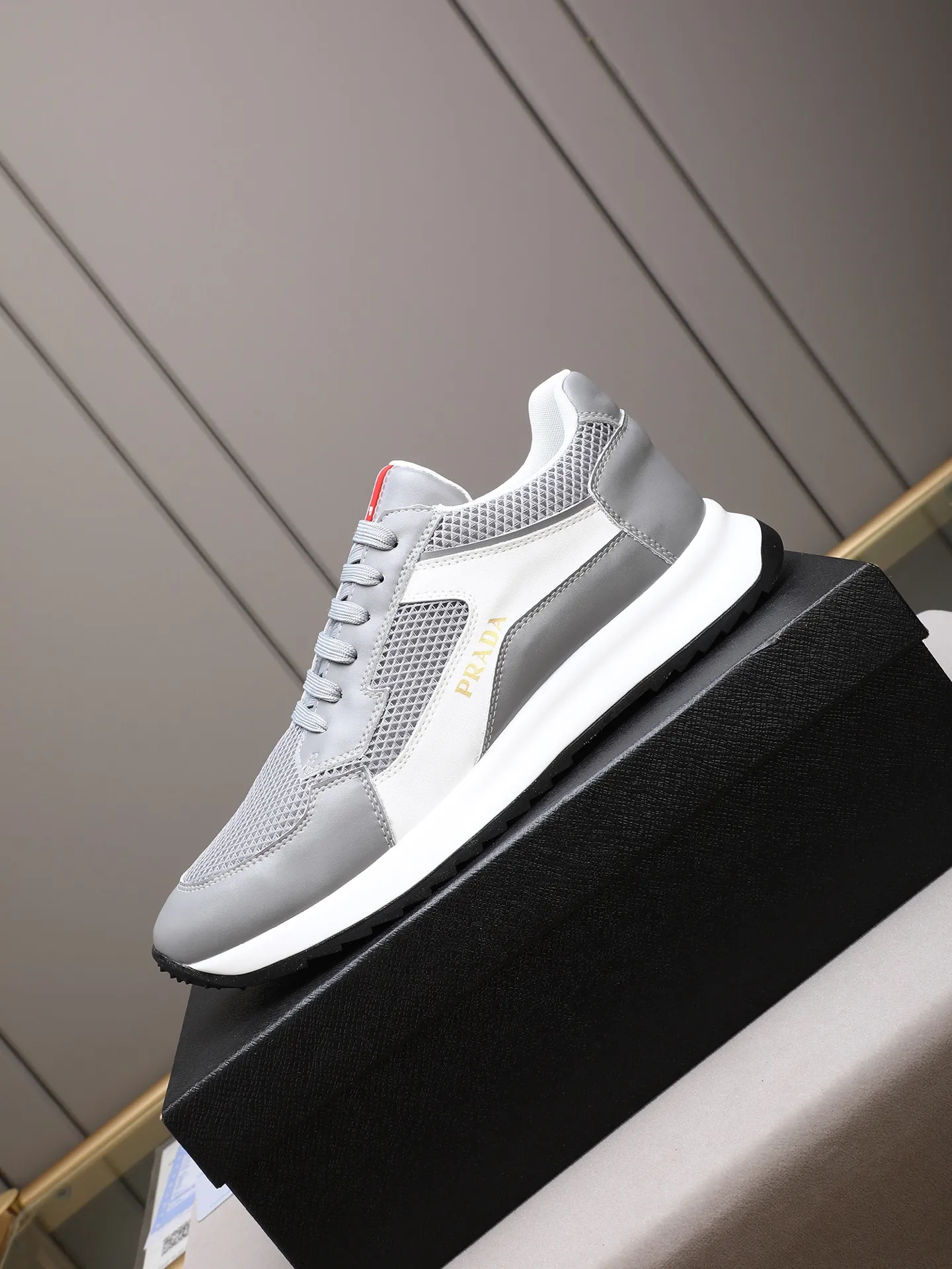 Men's shoes 💰460 Prada/Prada's new men's casual sports shoes, low-top lace-up sports shoes, fashionable and generous style, made of first-layer cowhide stitching and breathable mesh, soft, comfortable and breathable, tongue letter LOGO, finely crafted details, lightweight foam sole, fashionable and versatile! Size: 38-44 (45 customized)